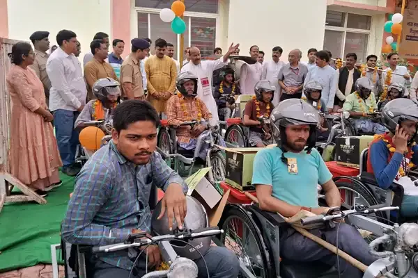 दिव्यांग लाभार्थ्यांना तीनचाकी वाहनांचे वाटप करतानाचा कार्यक्रम